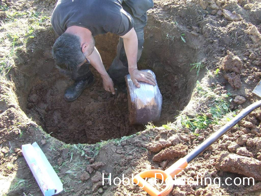 2 treasures found on the same field in Estonia