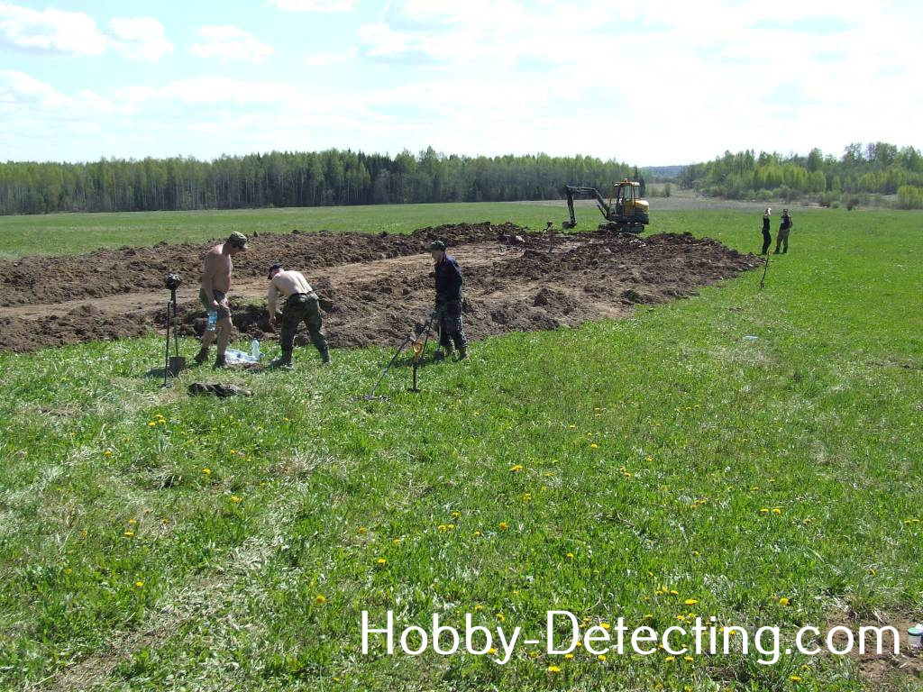 2 treasures found on the same field in Estonia